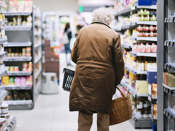 Ältere Dame im Supermarkt zum Thema Armut © Adobe Stock, s-motive