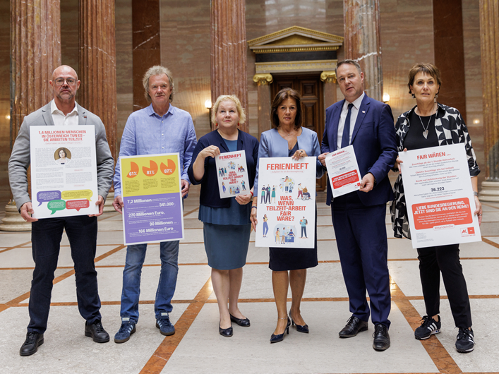 AK Pr&auml;sidentin Renate Anderl (4. v. li.) &uuml;bergibt gemeinsam mit den AK Wien Vizepr&auml;sident:innen Mario Ferrari (1. v. li), Erich Kniezanrek (2. v. li.) und Elfriede Schober (1. v. re.) die Teilzeit-Petition an Vizekanzler Andreas Babler (2. v. re.) und Sozialministerin Korinna Schumann (3. v. li.) &copy; Lisi Specht  &copy; Lisi Specht 