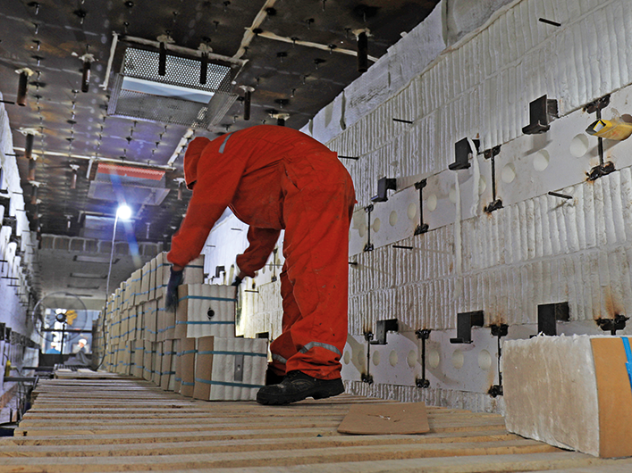 Arbeiter in Schutzkleidung transportiert Asbestblöcke © zhang-yongxin_stock.adobe.com