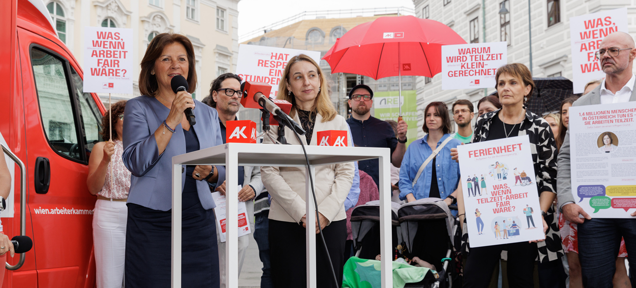 AK Pr&auml;sidentin Renate Anderl (li.) und AK Wien Bereichsleiterin Soziales Ines Stilling (am Pult neben ihr) fordern bei einer Pressekonferenz vor dem Bundeskanzleramt faire Arbeitsbedingungen f&uuml;r Teilzeit-Besch&auml;ftigte. &copy; Lisi Specht &copy; Lisi Specht