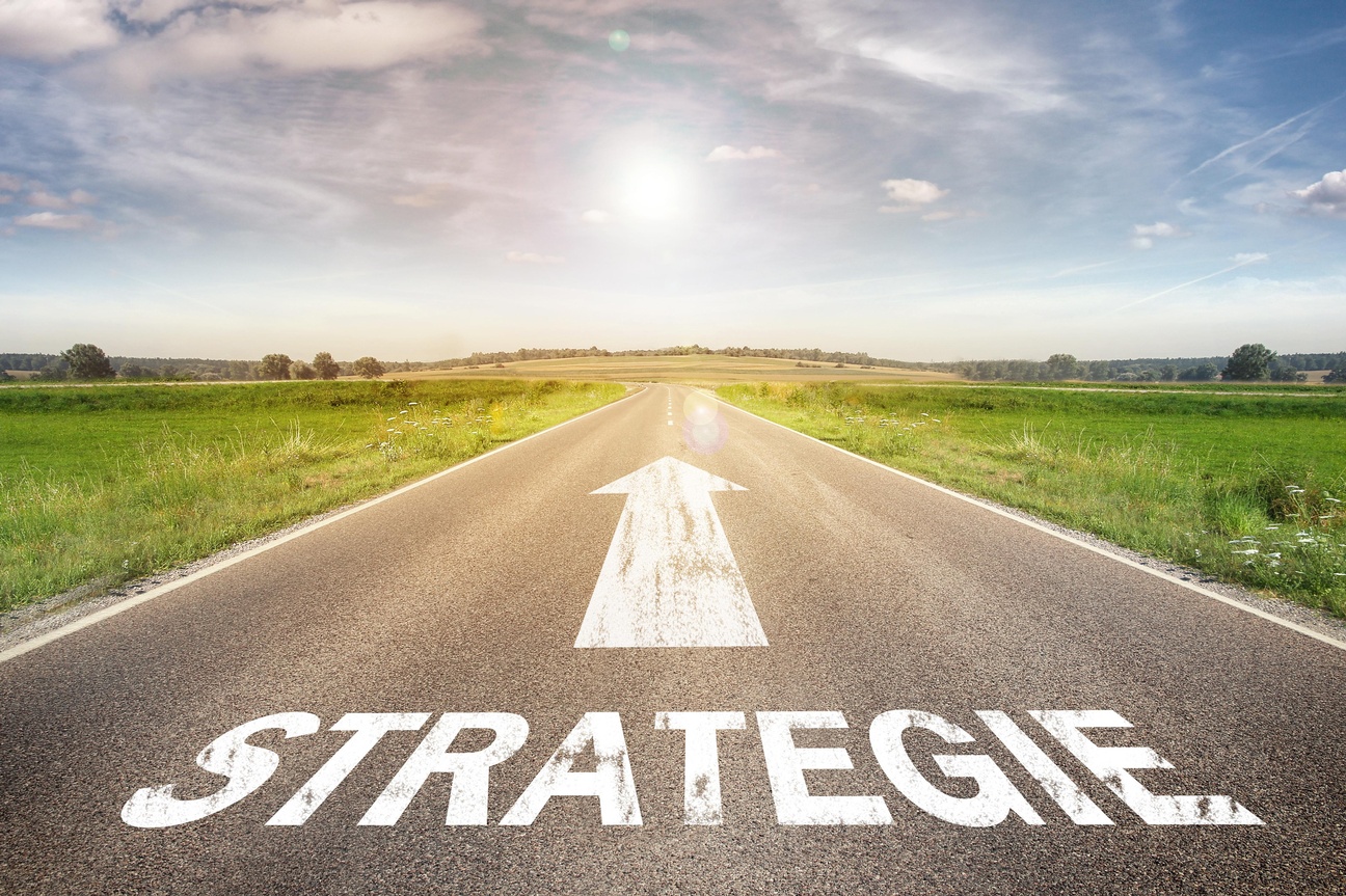 Das Wort Strategie und ein Pfeil auf einer Straße © Coloures pic, Adobe Stock