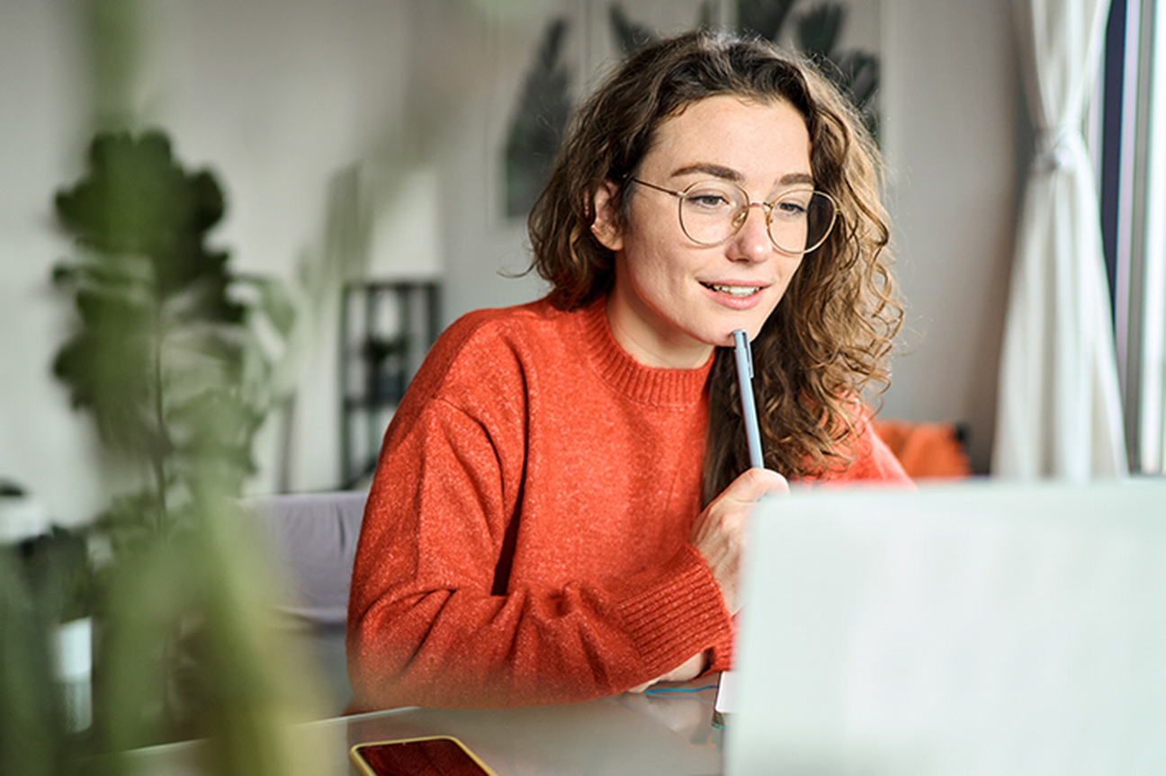 Studentin vor dem Laptop, Workshop Steuerrecht &copy; insta_photos - stock.adobe.com