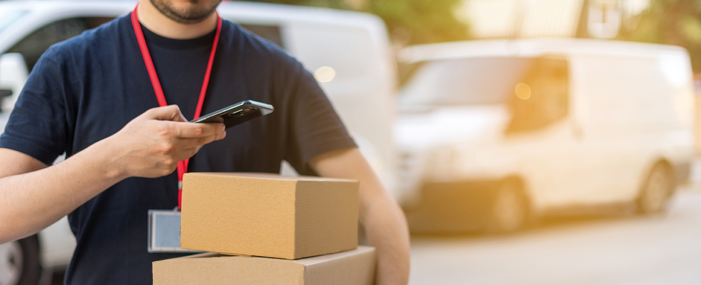 Digitalisierung und Kontrolle-Paketzusteller © Ezequiel Martínez – stock.adobe.com
