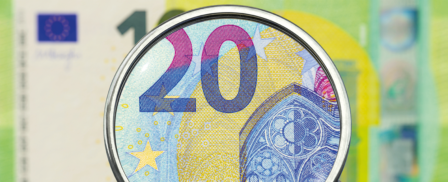 20 Euro unter der Lupe-Thema Lohnbetrug &copy; bluedesign &ndash; stock.adobe.com