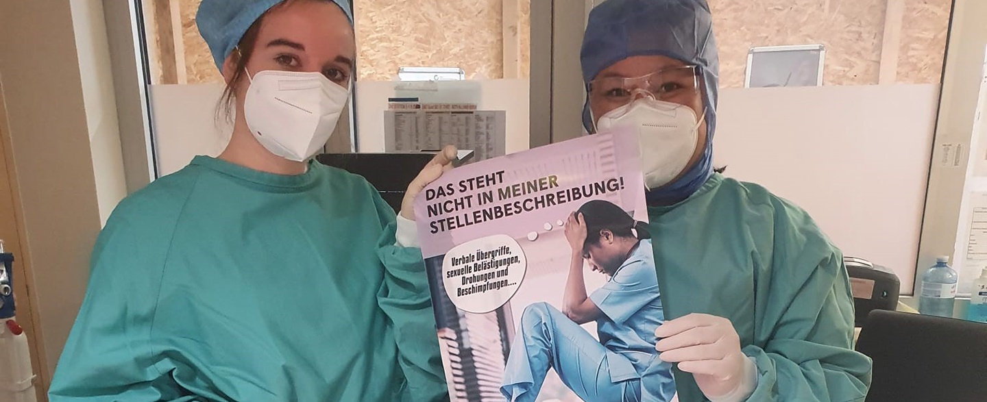 Zwei Krankenschwestern mit Info-Plakaten zum Thema Gewalt am Arbeitsplatz © privat
