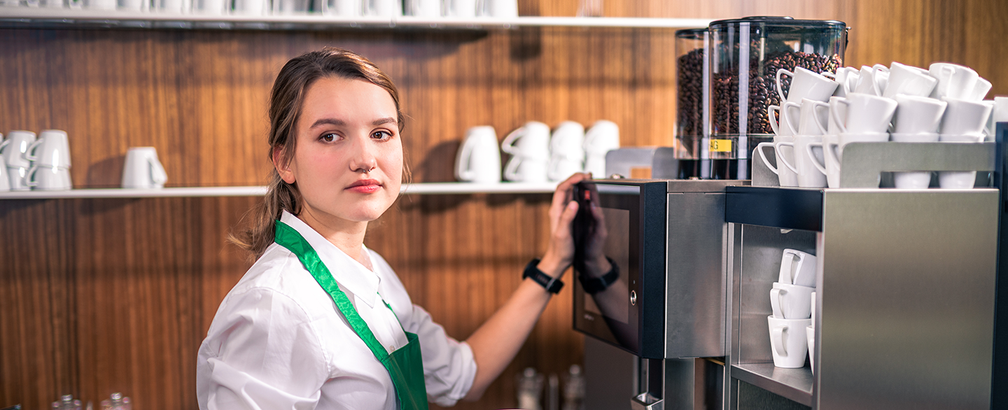 Kellnerin an der Kaffeemaschine. Foto zum Thema Minusstunden © Markus Zahradnik