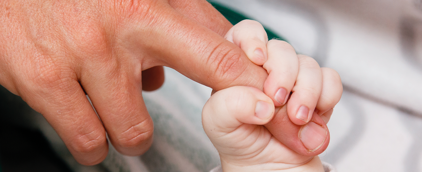 Baby h&auml;lt Vaters Hand zum Thema V&auml;terkarenz &copy; lagom &ndash; stock.adobe.com
