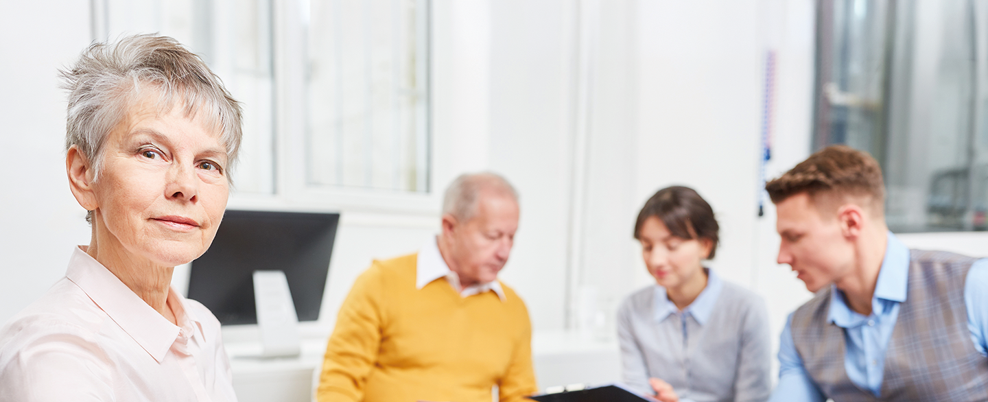 &Auml;ltere Gesch&auml;ftsfrau mit Laptop  &copy; Robert Kneschke - stock.adobe.com