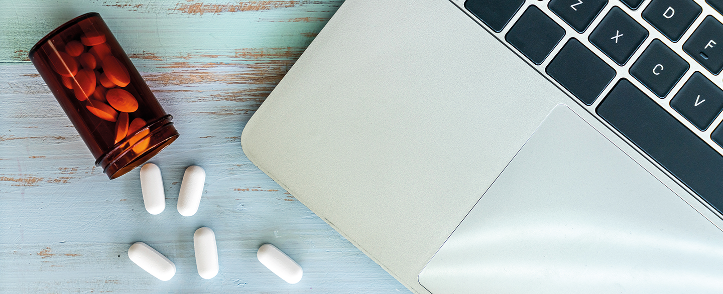 Tabletten neben Laptop, Thema Suchtpr&auml;vention &copy; vichie81 &ndash; Magific