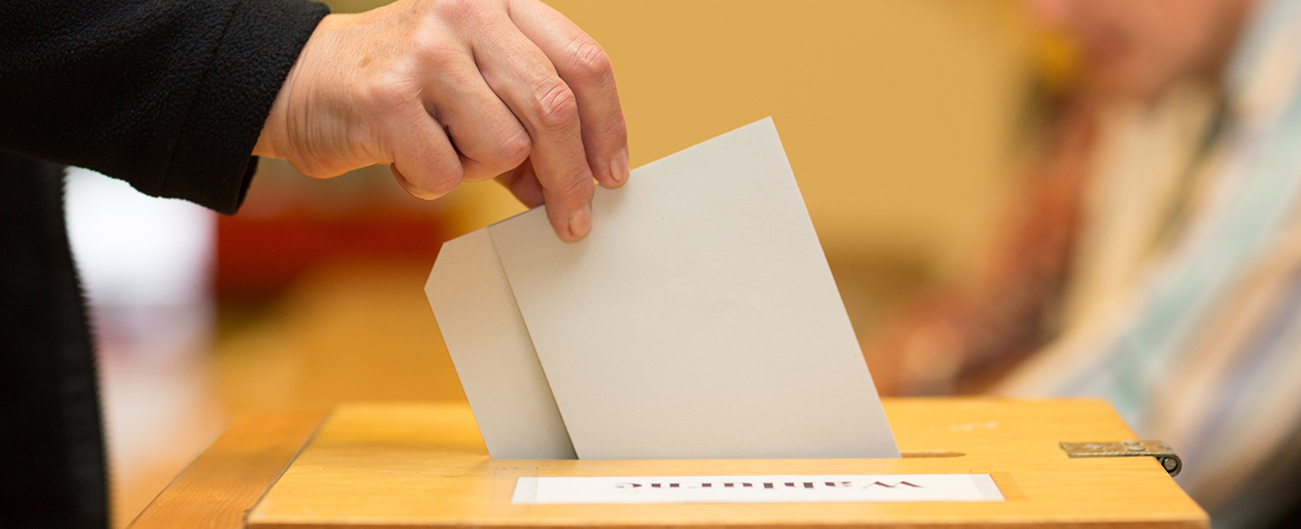 Wähler wirft Stimmzettel in Wahlurne © Christian Schwier, stock.adobe.com