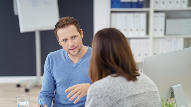 Gespr&auml;chssituation im B&uuml;ro &copy; contrastwerkstatt, stock.adobe.com