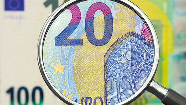 20 Euro unter der Lupe-Thema Lohnbetrug &copy; bluedesign &ndash; stock.adobe.com