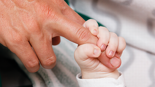 Baby h&auml;lt Vaters Hand zum Thema V&auml;terkarenz &copy; lagom &ndash; stock.adobe.com