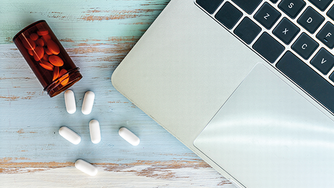 Tabletten neben Laptop, Thema Suchtpr&auml;vention &copy; vichie81 &ndash; Magific