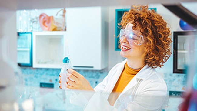 Frau in Wissenschaft © Adobe Stock / Dragana Gordic