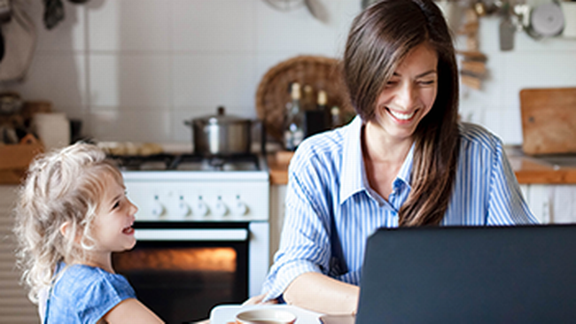 Weibliche Führungskräfte  im Homeoffice © AdobeStock. Marina Andrejchenko