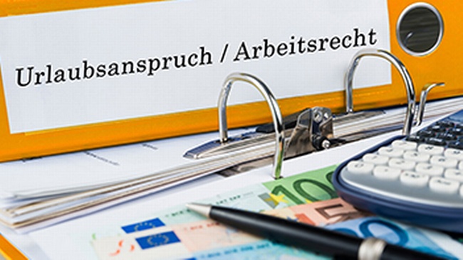 Aktenordner auf Schreibtisch mit Beschriftung Urlaubsanspruch/Arbeitsrecht © Adobe Stock_marcus_hofmann