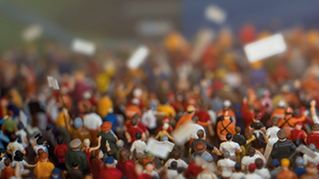 Figuren, die zu einer Demonstration aufgestellt sind. Zum Thema Ehrenamt und Betriebsrat © AdobeStock__omar