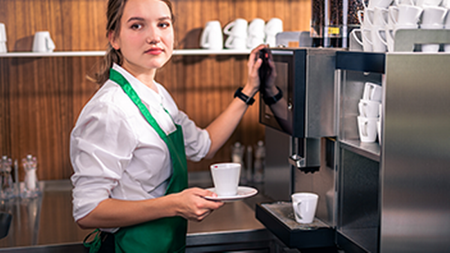 Kellnerin an der Kaffeemaschine. Foto zum Thema Minusstunden © Markus Zahradnik