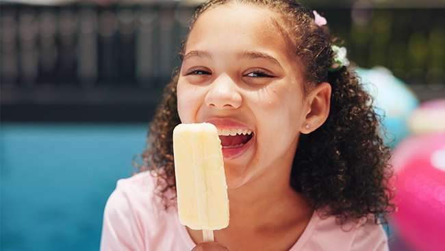 lachendes Kind mit Eis &copy; Flashizzle-peopleimages - stock.adobe.com