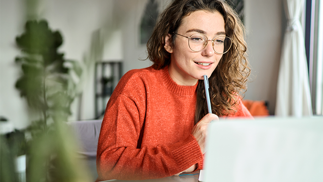Studentin vor dem Laptop, Workshop Steuerrecht &copy; insta_photos - stock.adobe.com