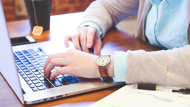 Person sitzt an einem Laptop und arbeitet © StartupStockPhotos, pixabay