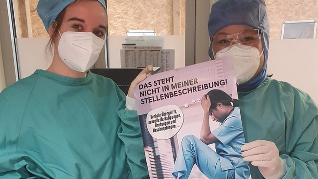 Zwei Krankenschwerstern mit Plakaten einer Initiative gegen Gewalt am Arbeitsplatz © privat