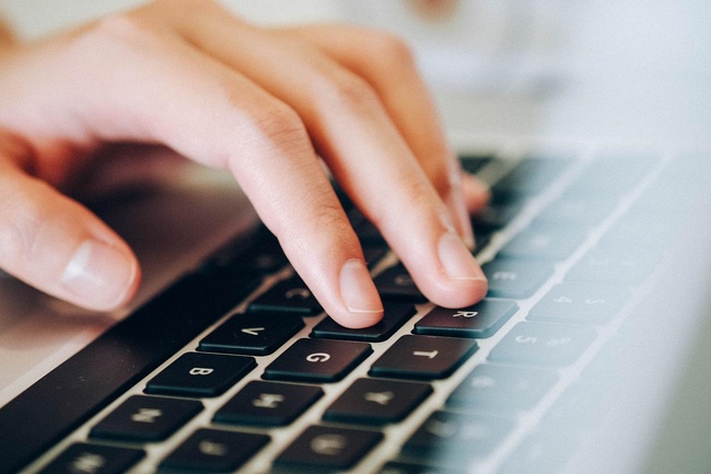 Person schreibt auf Laptop-Tastatur © Fancycrave1, Pixabay