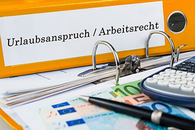 Aktenordner auf Schreibtisch mit Beschriftung Urlaubsanspruch/Arbeitsrecht © Adobe Stock_marcus_hofmann