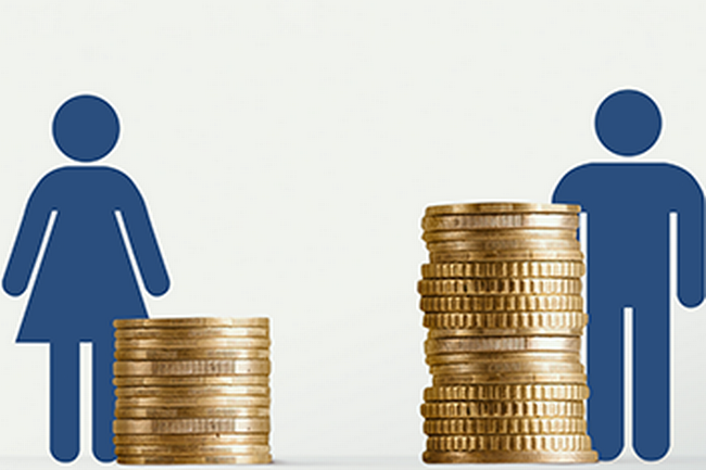 Gender Pay Gap dargestellt mit einem Symbol für einen Mann, der vor vielen Münzen und einem Symbol für Frauen, die vor wenigen Münzen steht. © Adobe Stock, Prostock-studio