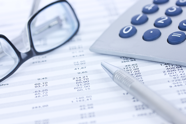 Bilanzanalyse, Unternehmensdaten mit Taschenrechner und Brille © Adobe Stock, Thomas Francois