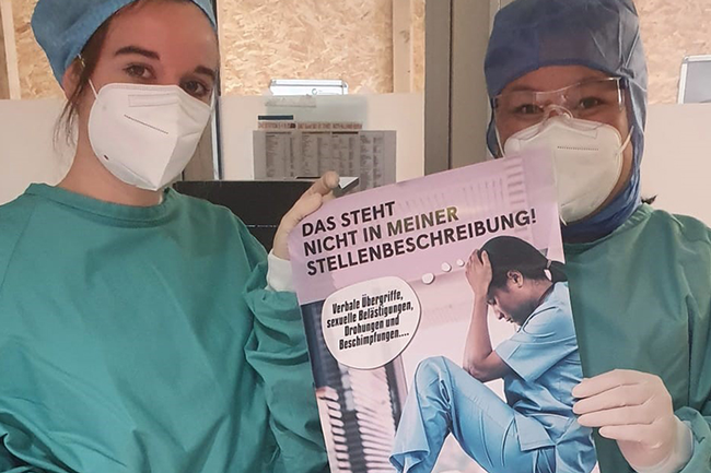 Zwei Krankenschwerstern mit Plakaten einer Initiative gegen Gewalt am Arbeitsplatz © privat