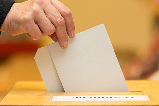 Wähler wirft Stimmzettel in Wahlurne © Christian Schwier, stock.adobe.com