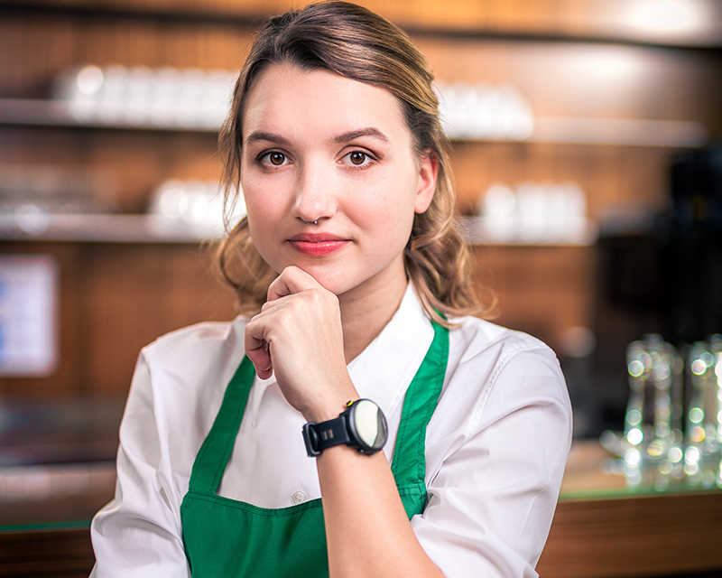 Portrait einer Kellnerin zum Thema "Minusstunden" © Markus Zahradnik